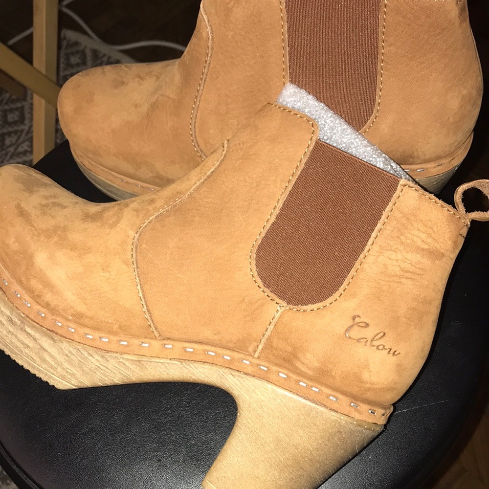 Brown suede Calou platform ankle boots